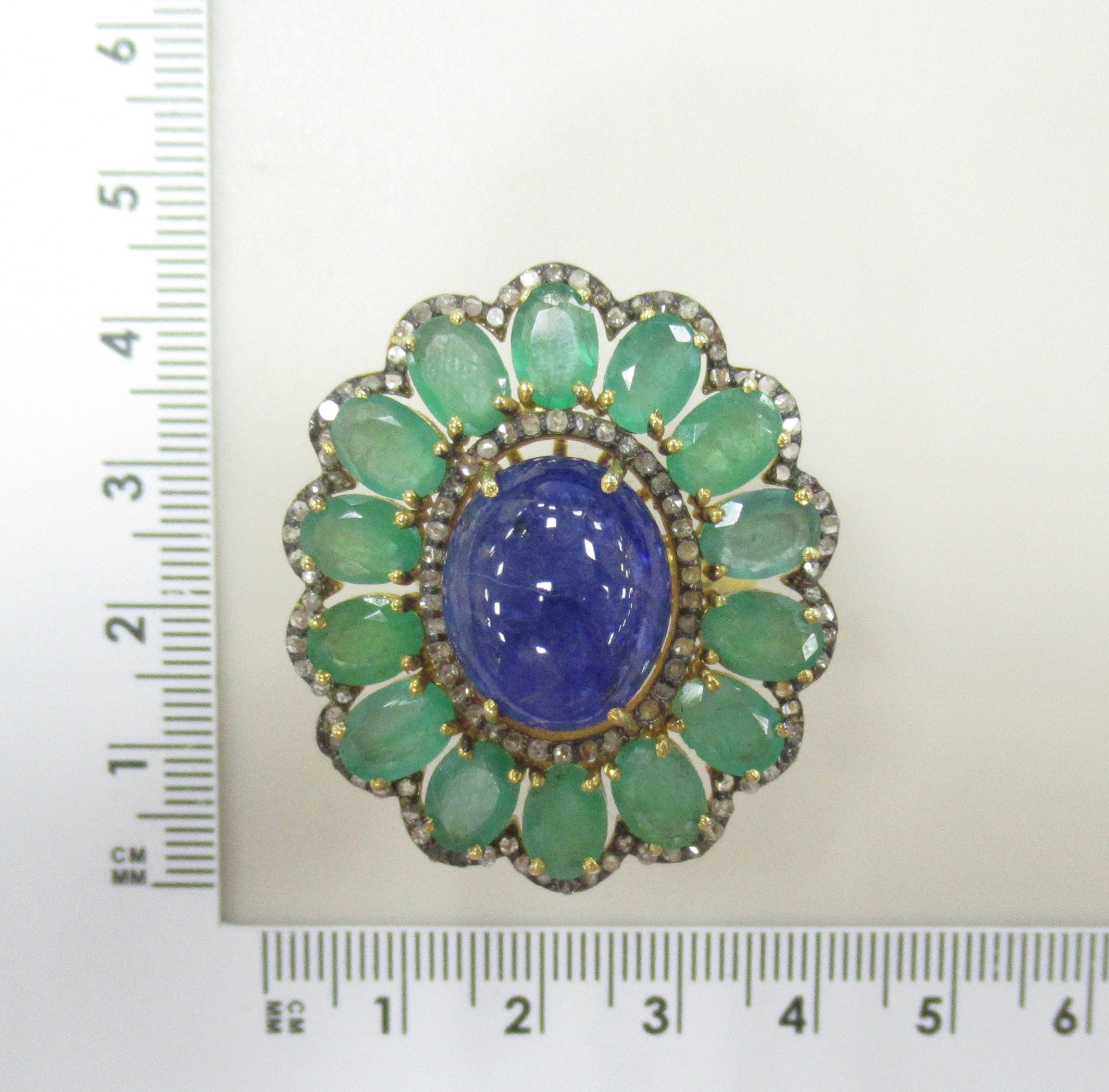 Серебряное кольцо 925 пробы; родий черн.; вставки 1 Танзанит 12,5ct; 14 Изумруд (F) 10,96 3/Г3ct; 120 Бр.Кр-17 0,42 4/4ct;